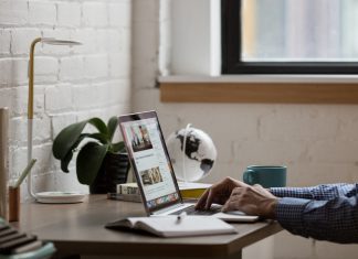 Person bruger computer til firma