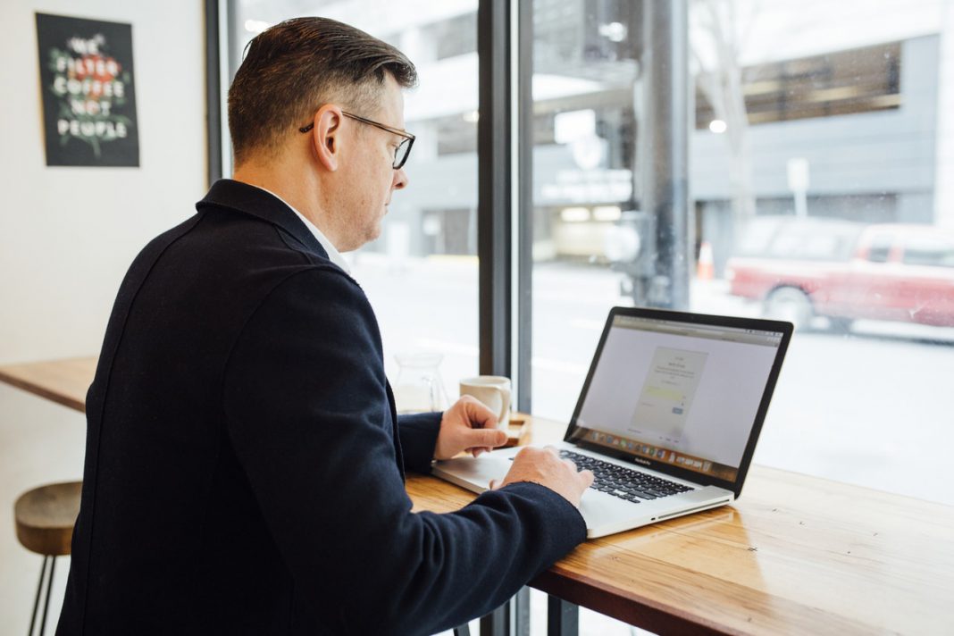 Person bruger computer til at lave budget