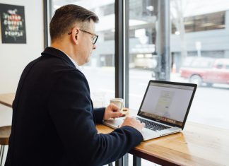 Person bruger computer til at lave budget