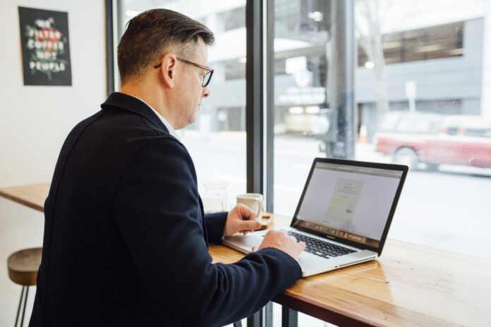 Person bruger computer til at lave budget Person bruger computer til at lave budget
