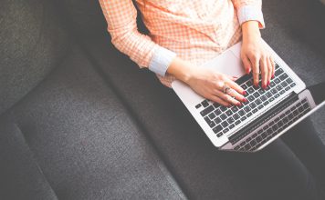kvinde holder styr på økonomi på computer