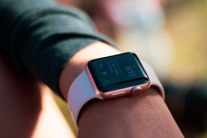 person har Apple watch på hans håndled person har Apple watch på hans håndled