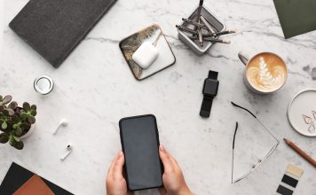 Person bruger telefon med cover på